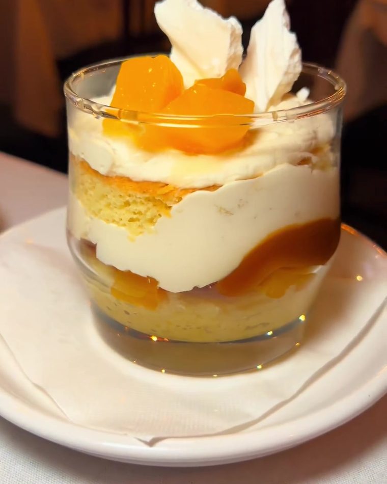 Postre Chajá in a glass, with peaches and meringue